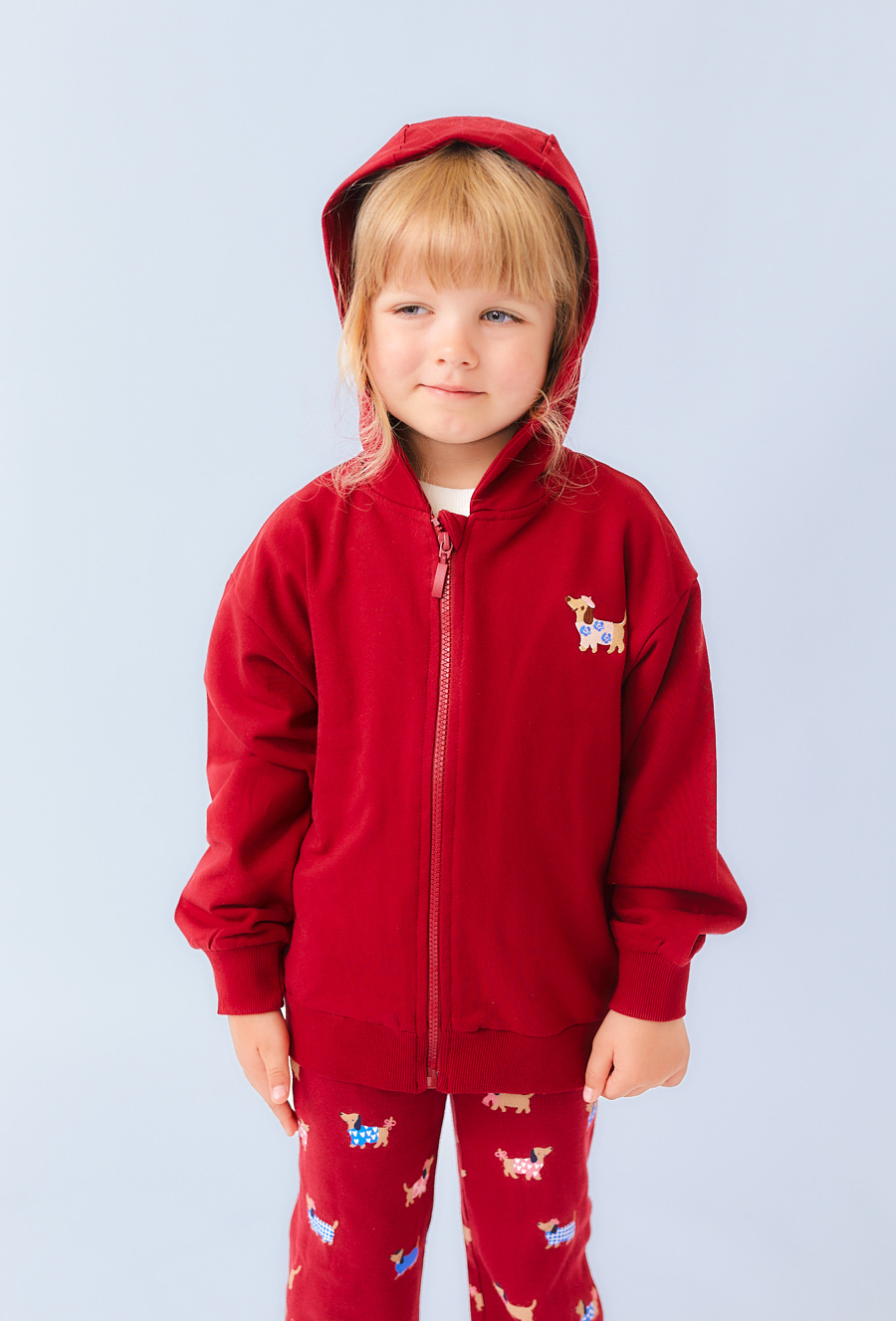 Czerwona bluza z kapturem dla dziewczynki – haft z pieskiem.