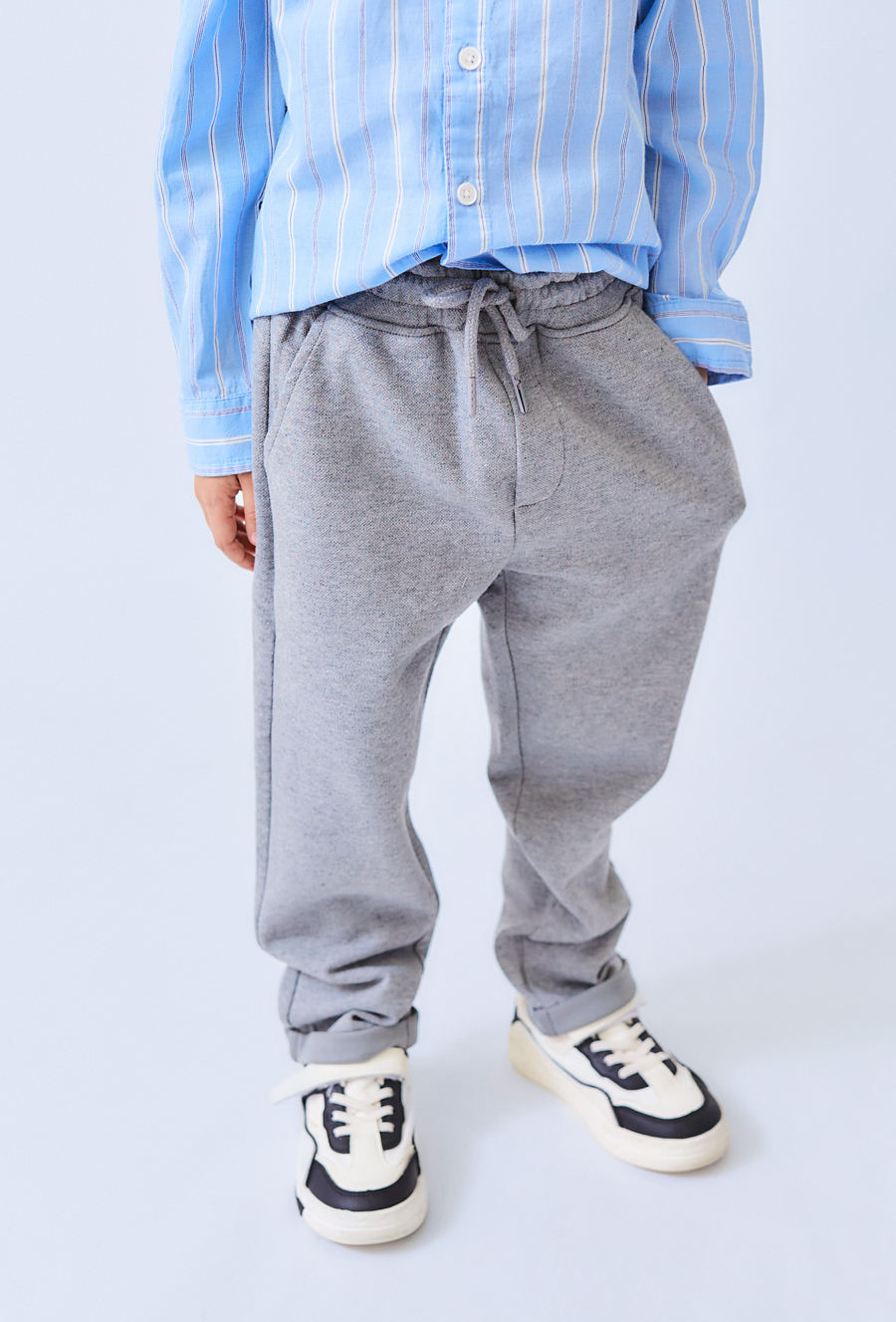 Szare spodnie dresowe dla chłopca z eleganckiej dzianiny