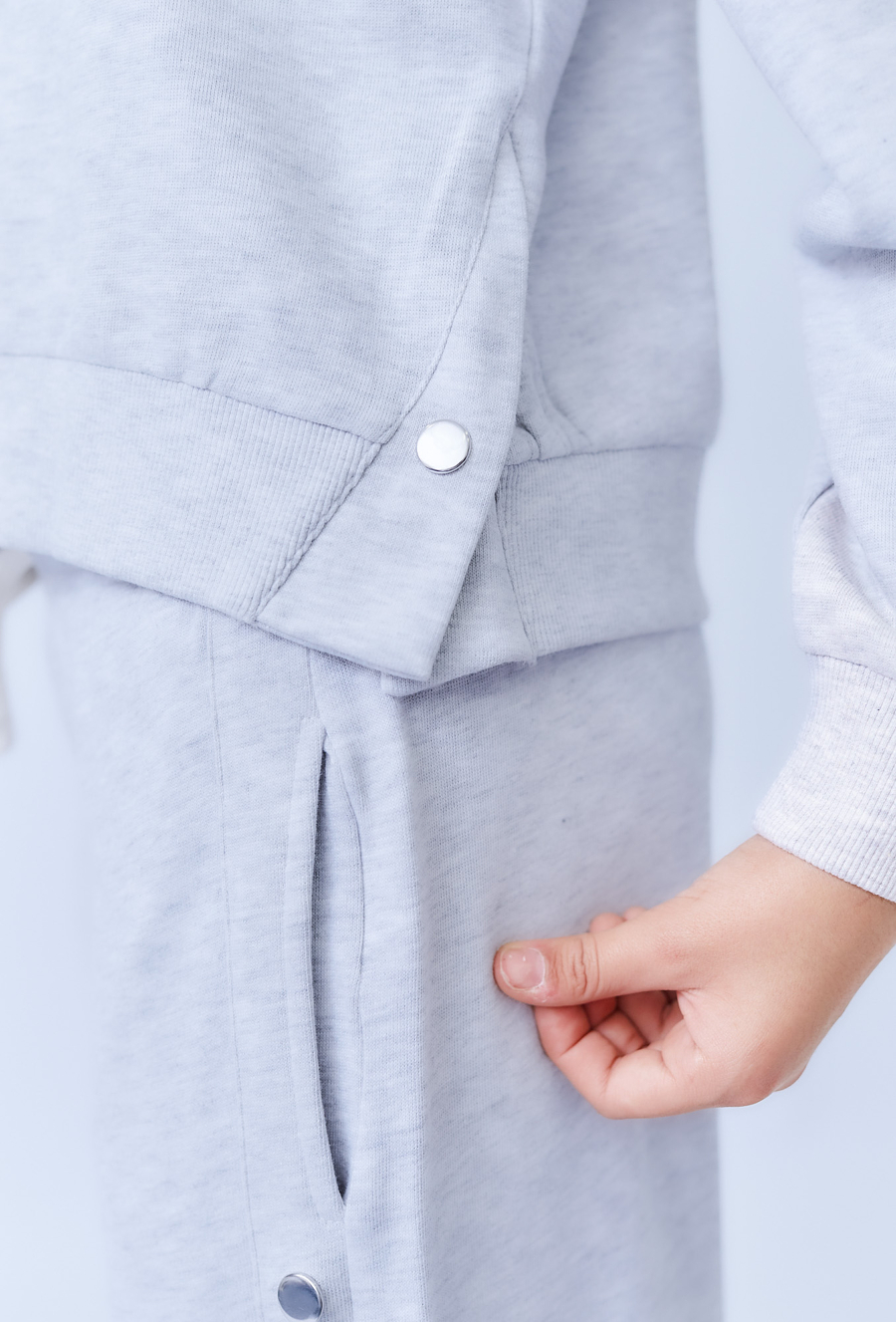 Szara bluza dziewczęca z ozdobną naszywką