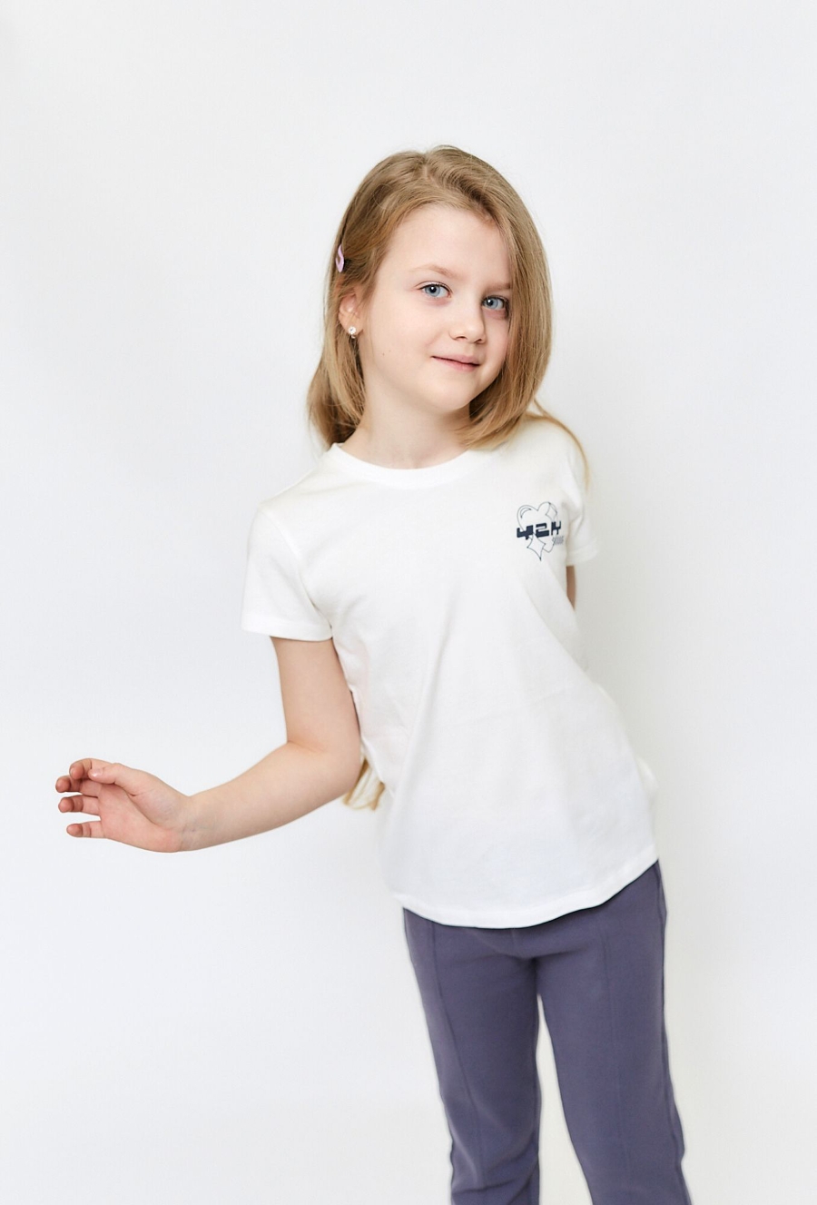 Biały bawełniany t-shirt dziewczęcy z małym nadrukiem