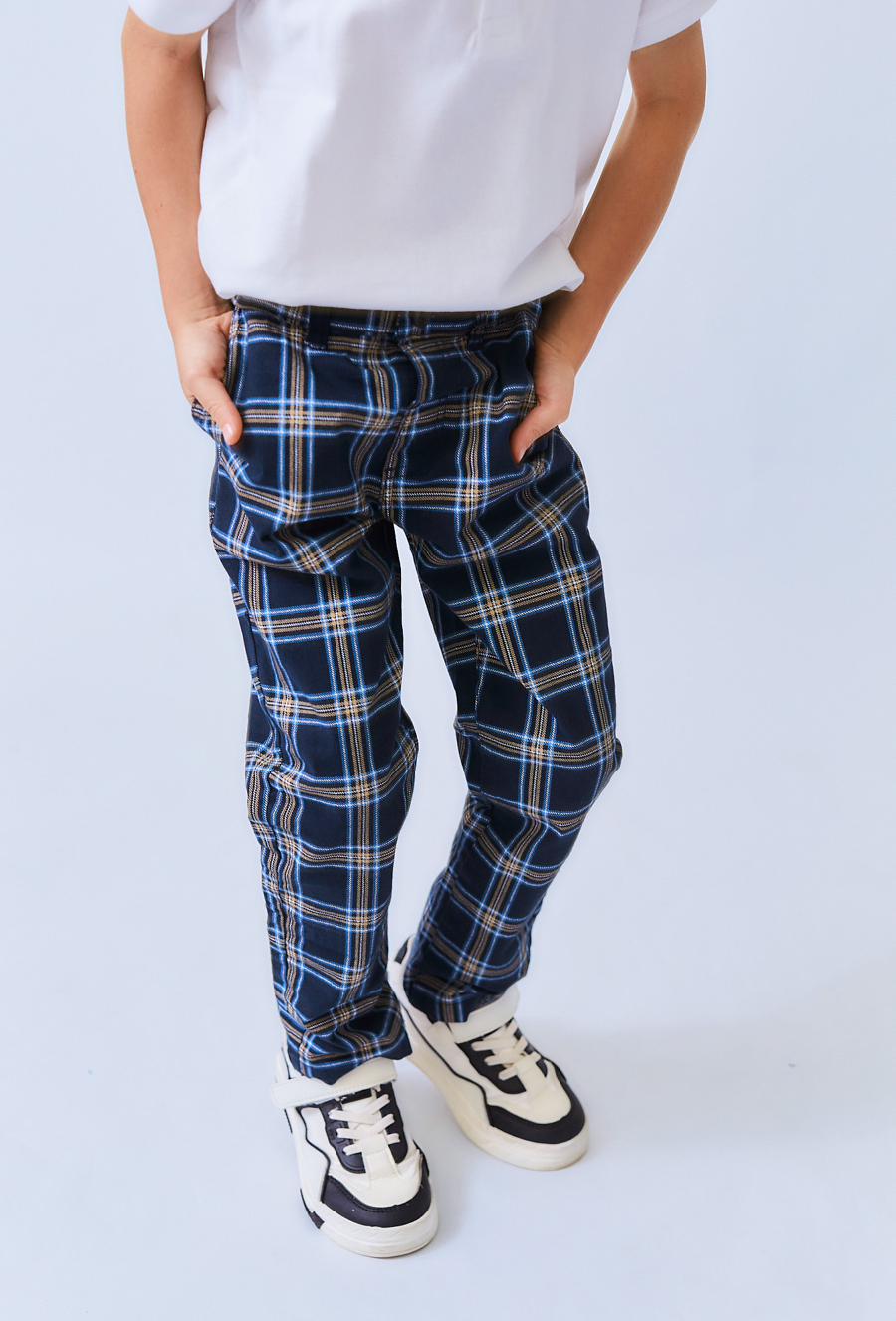 Granatowe chłopięce spodnie w atkę