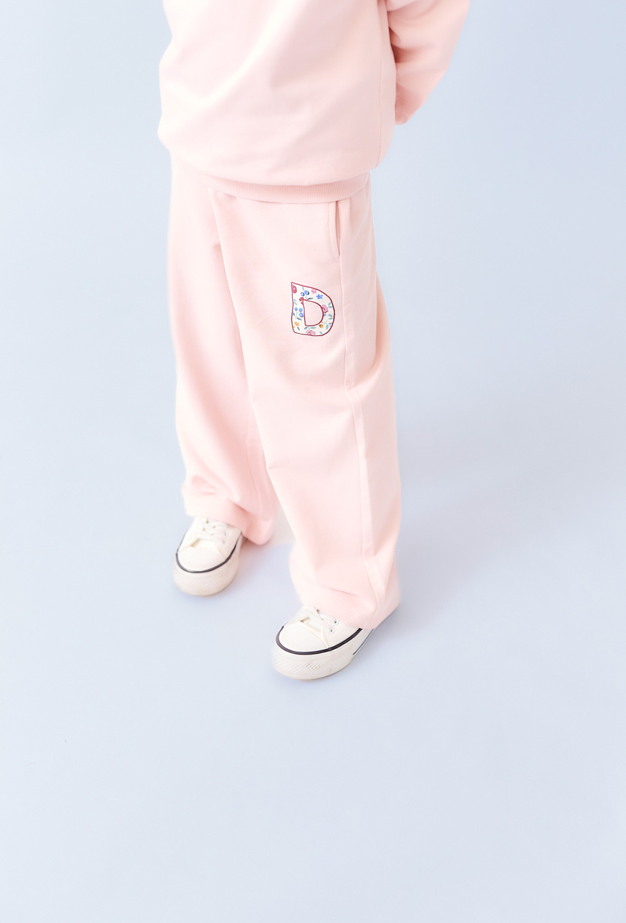 Różowe spodnie dresowe dziewczęce wide leg z aplikacją „D”