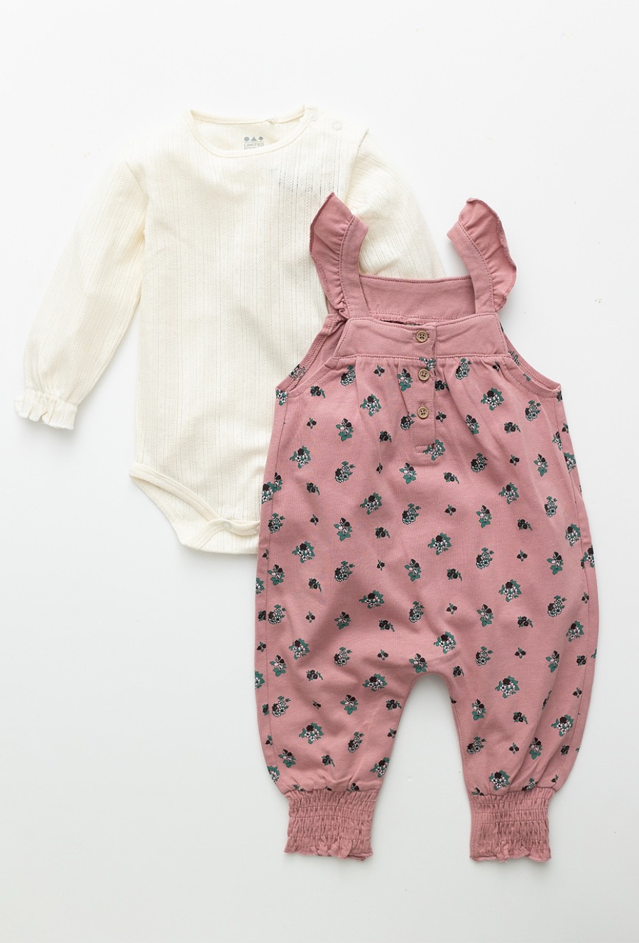Komplet niemowlęcy – różowe ogrodniczki i emowe body