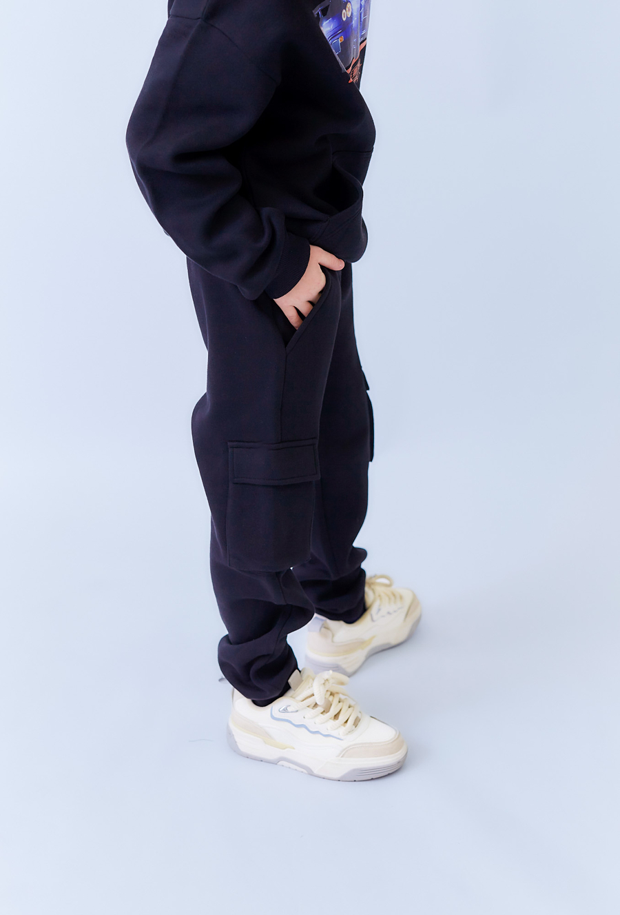 Czarne spodnie dresowe chłopięce cargo. cieplejszy model