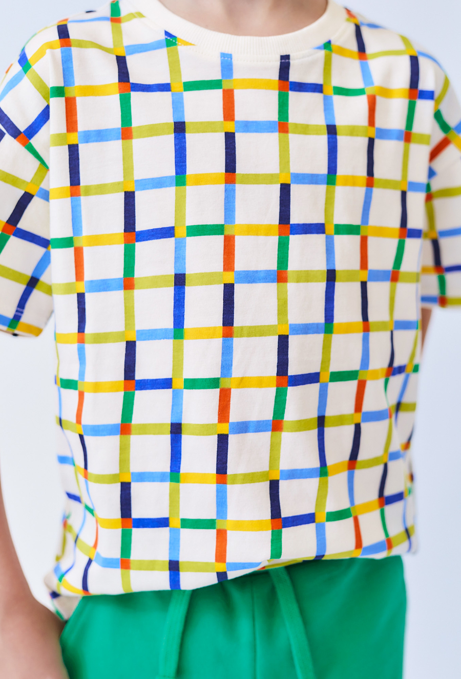 Koszulka chłopięca oversize w atkę – 100% bawełna ecru.