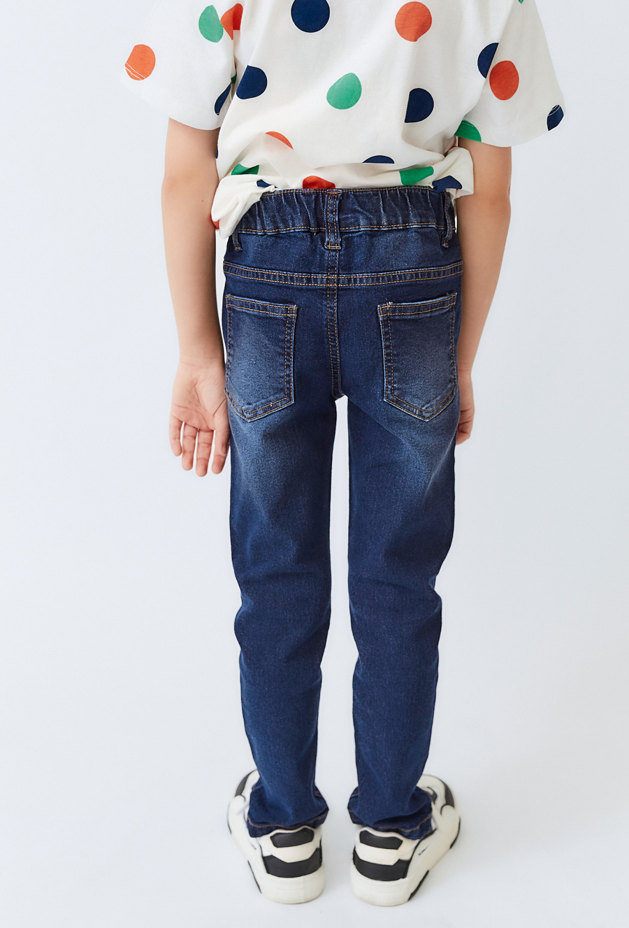 Granatowe jeansy dziecięce – klasyczny fason.