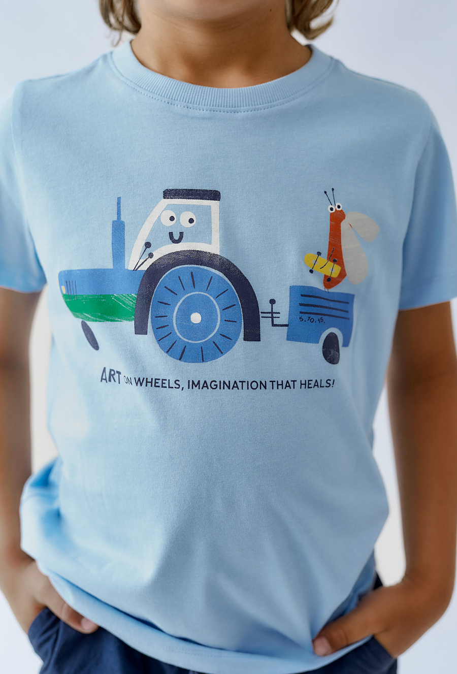 Bawełniana koszulka chłopięca - niebieska z traktorem