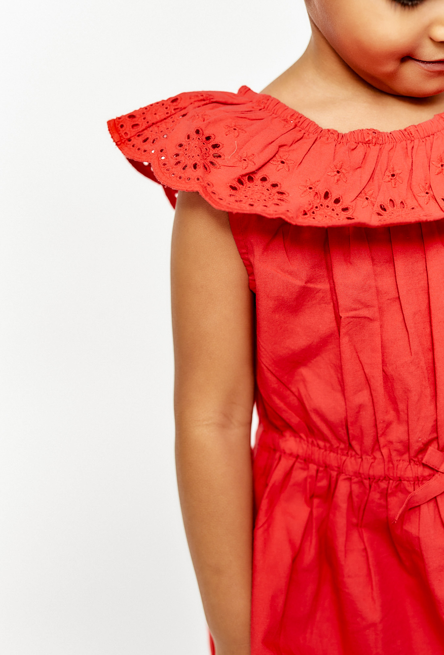 Sukienka na lato - czerwona z ażurowym kołnierzem