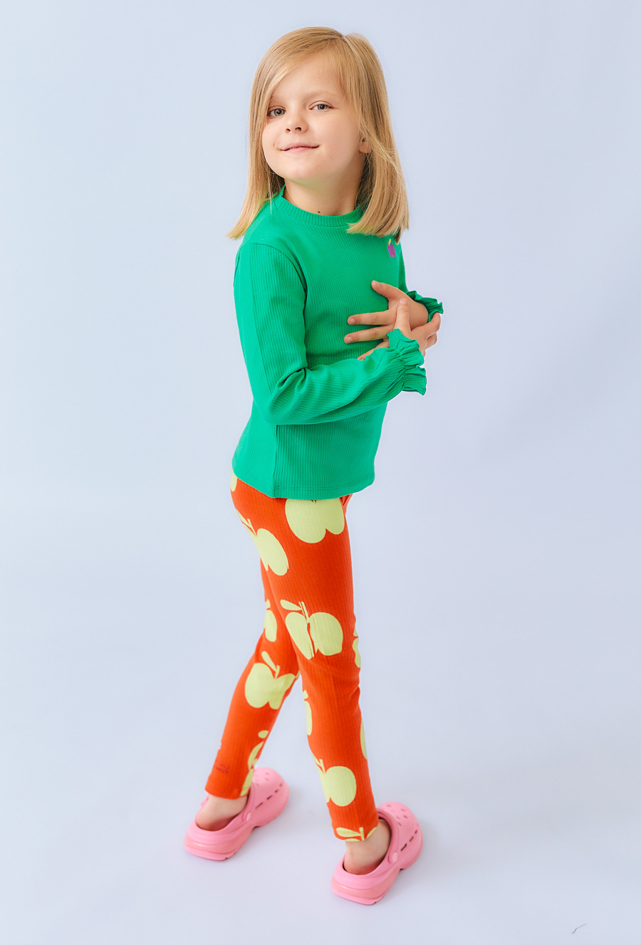 Zielona bluzka rib z haftowanym jabłuszkiem dla dziewczynki