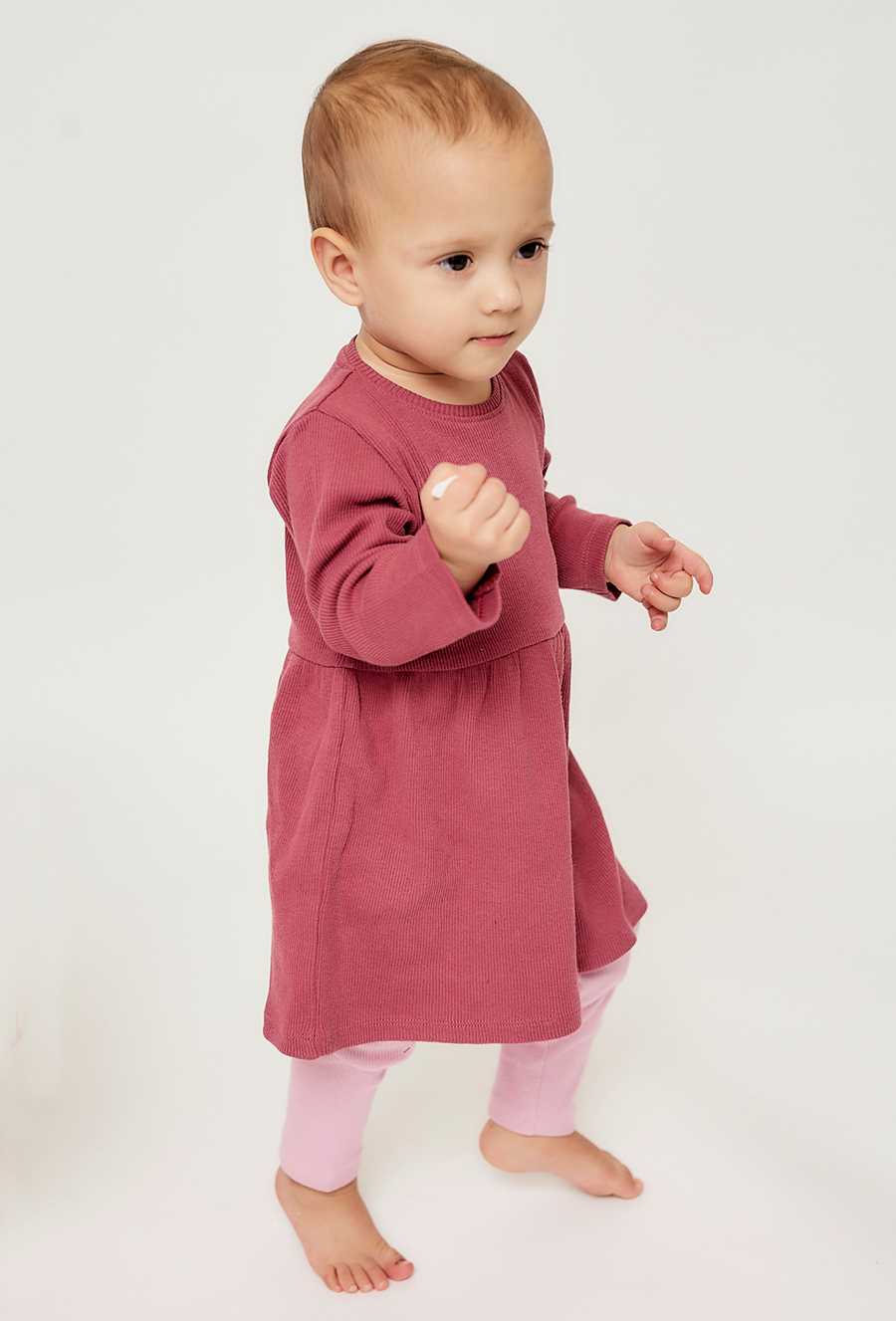 Prążkowana sukienka z długim rękawem