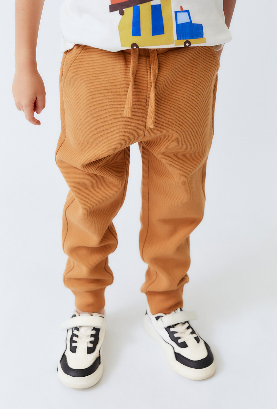 Brązowe spodnie dresowe dziecięce ze strukturalnej bawełny.
