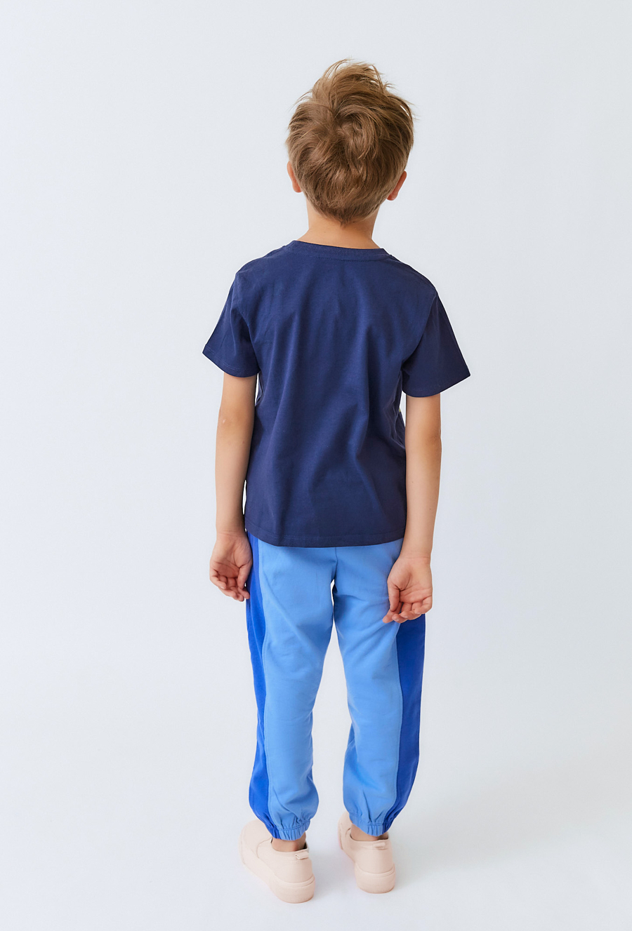 Niebieskie spodnie dresowe dziecięce w dwóch odcieniach.