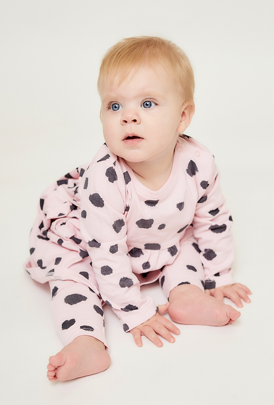 Różówa sukienka z długim rękawem w opki