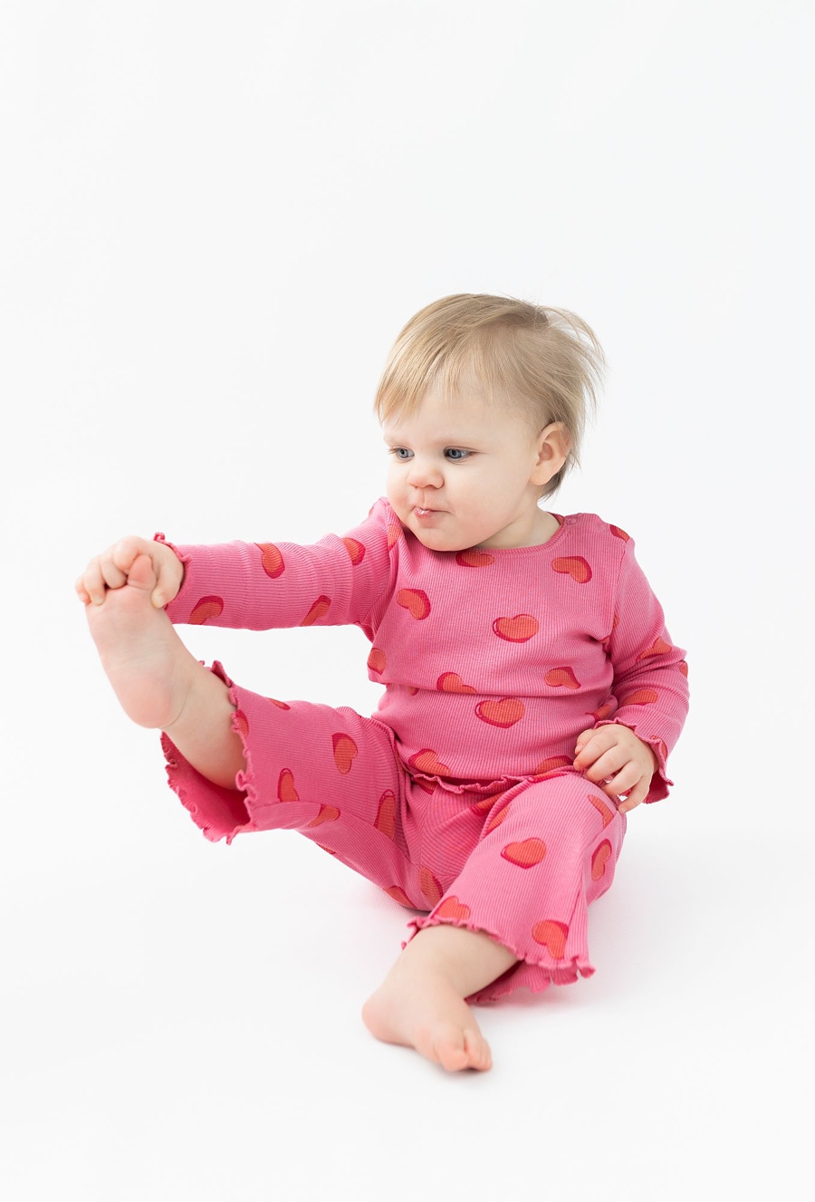 Różowe spodnie niemowlęce - flare - różowe w serduszka