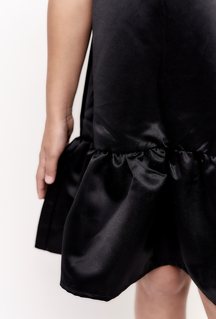 Czarna sukienka z ótkim rękawem