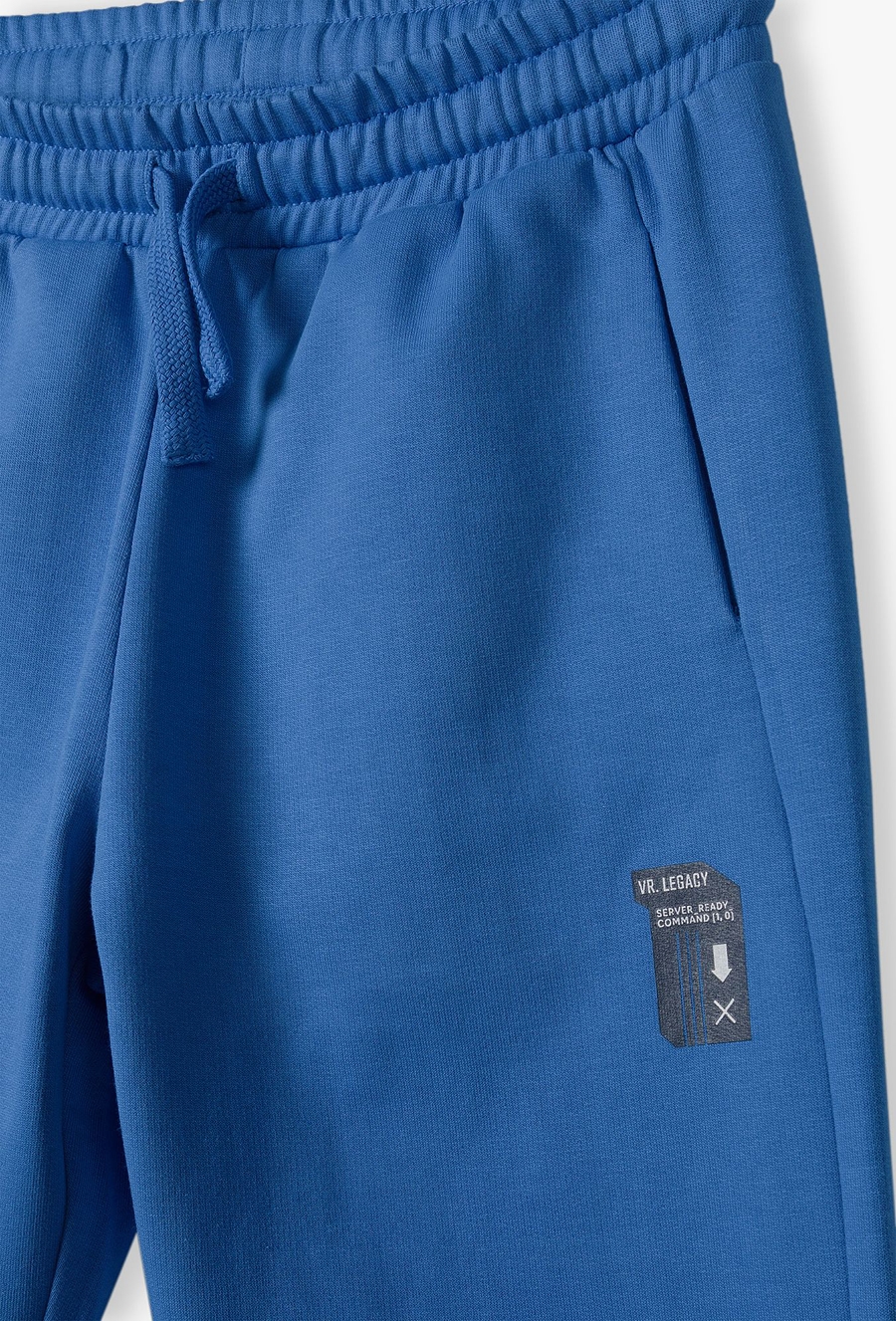 Niebieskie spodnie dresowe regular z kieszeniami dla chłopca