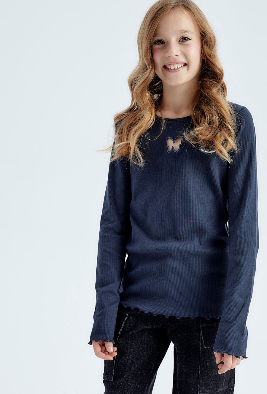 Czarna prążkowana bluzka dziewczęca z motylkiem