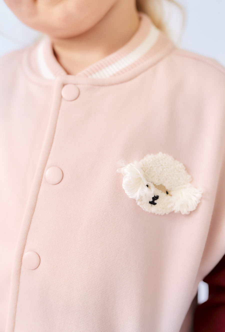 Różowa bomberka ocieplana z haftowaną aplikacją