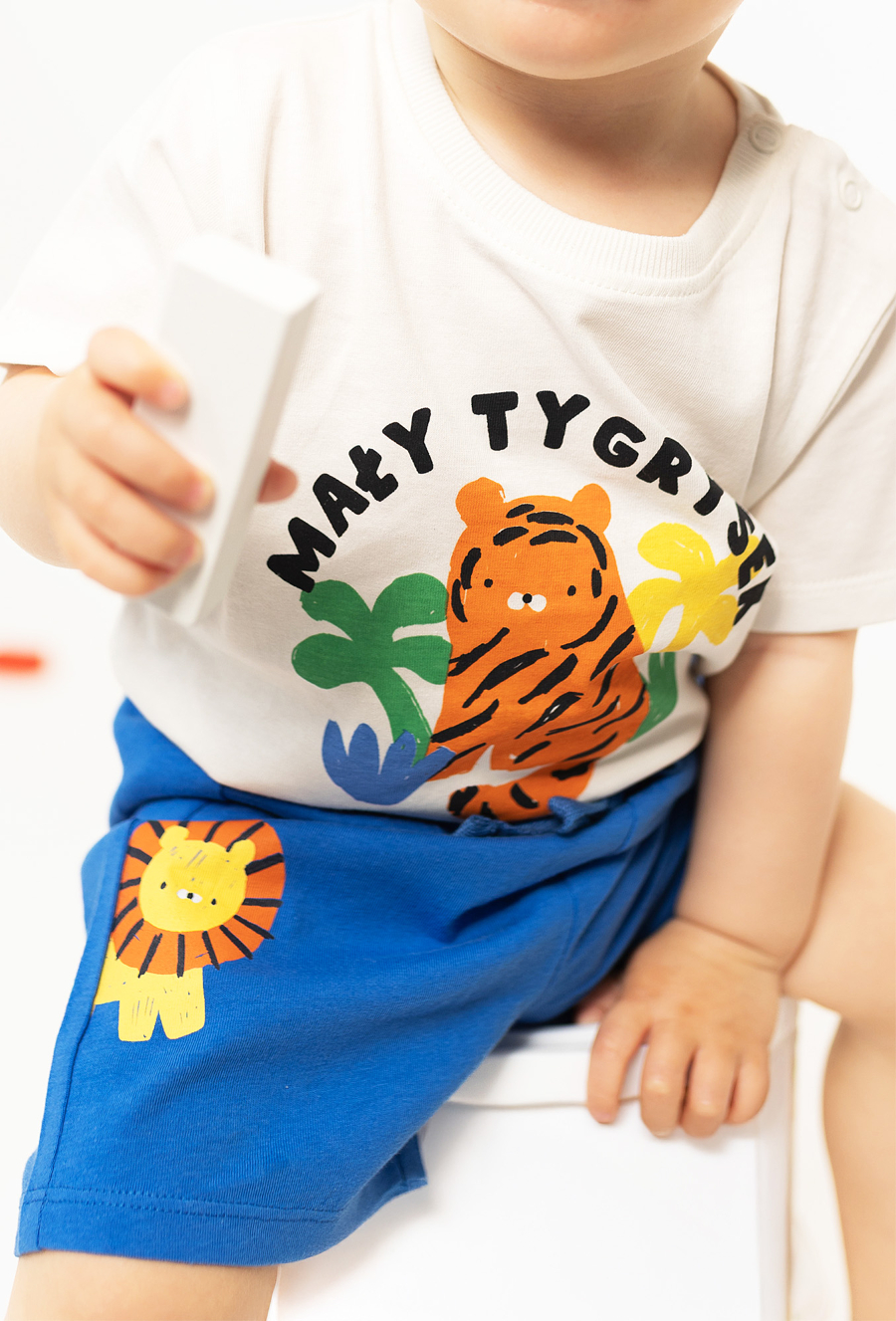 Bawełniane szorty dla niemowlaka - niebieskie z lwem