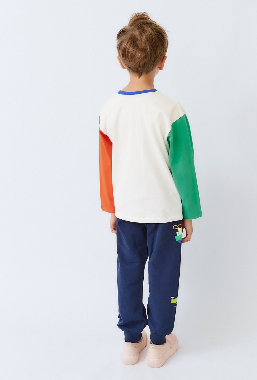 Bluzka dziecięca ecru z kolorowymi rękawami.