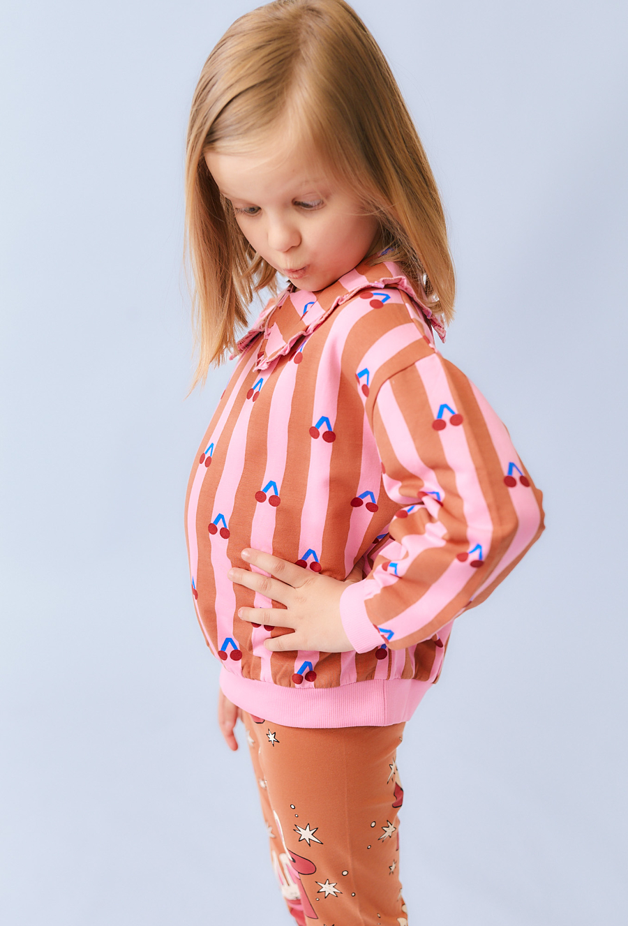 Bluza dziewczęca w paski z nadrukiem wisienek i kołnierzykiem