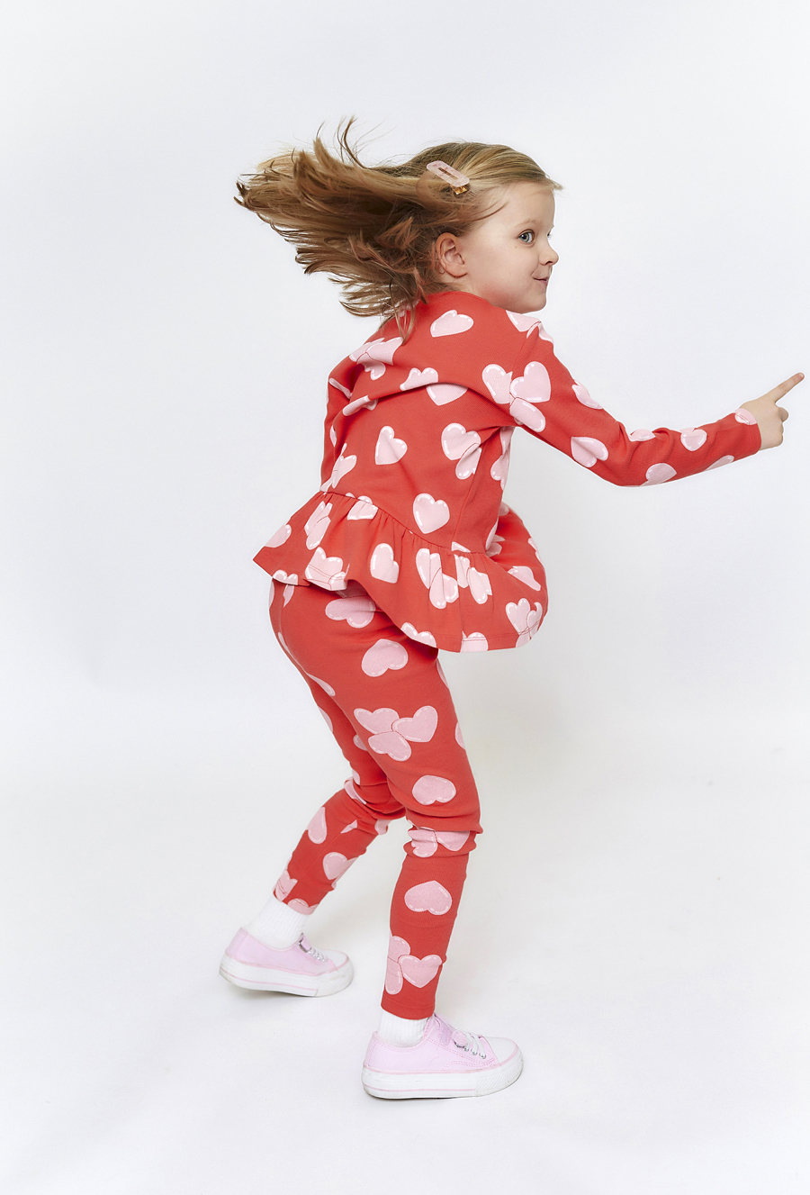 Dziewczęca bluzka z falbanką - czerwona w serduszka