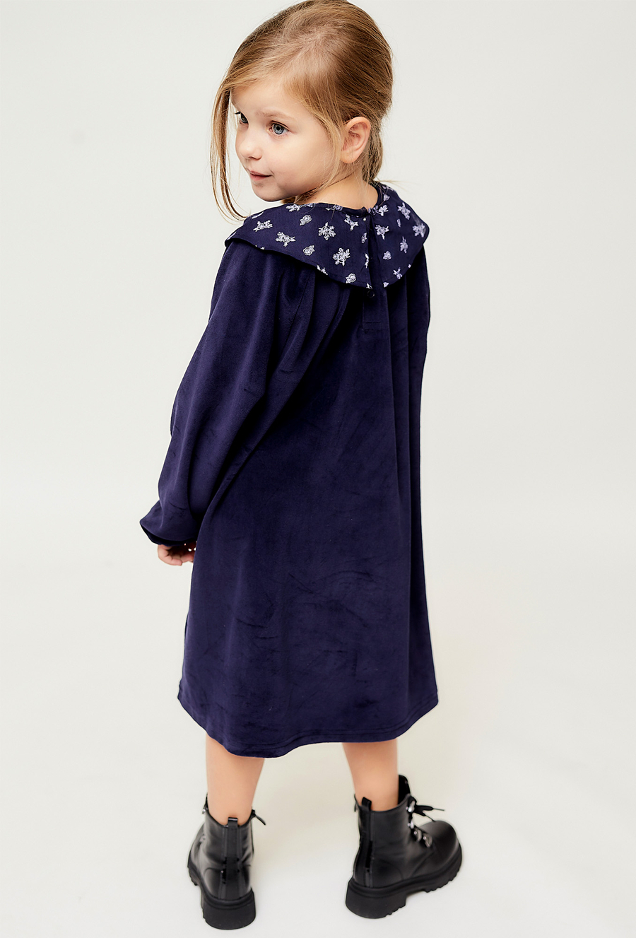 Welurowa sukienka z kołnierzykiem