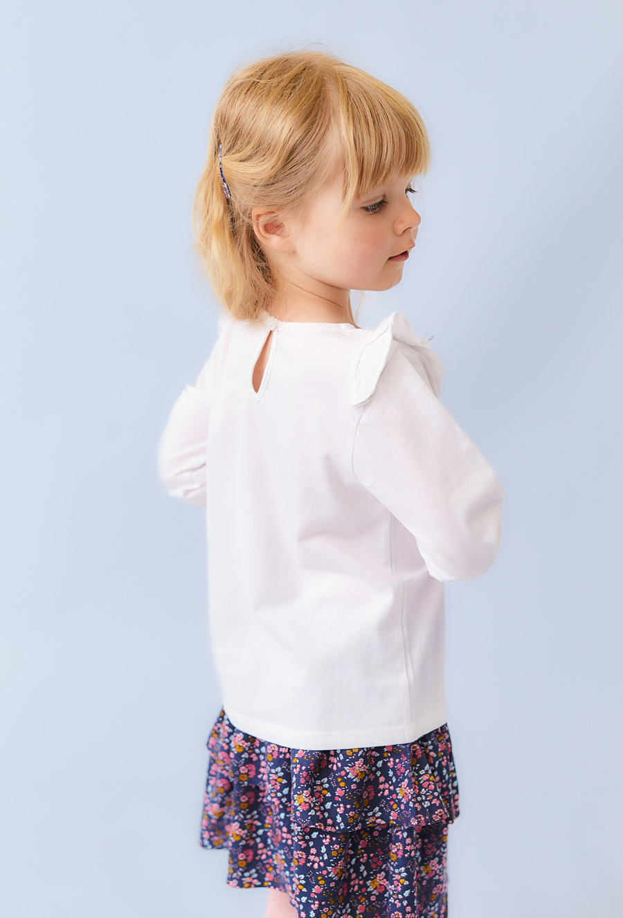 Biała bluzka z falbanką i koronkową wstawką