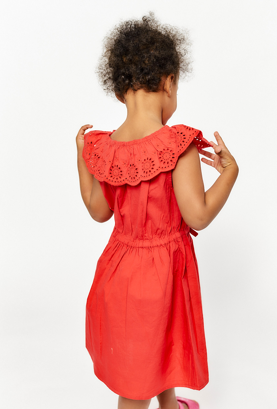 Sukienka na lato - czerwona z ażurowym kołnierzem