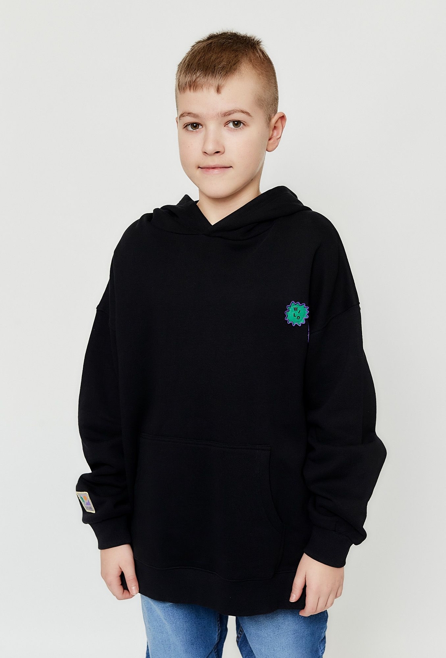 Nierozpinana bluza z kapturem i naszywkami