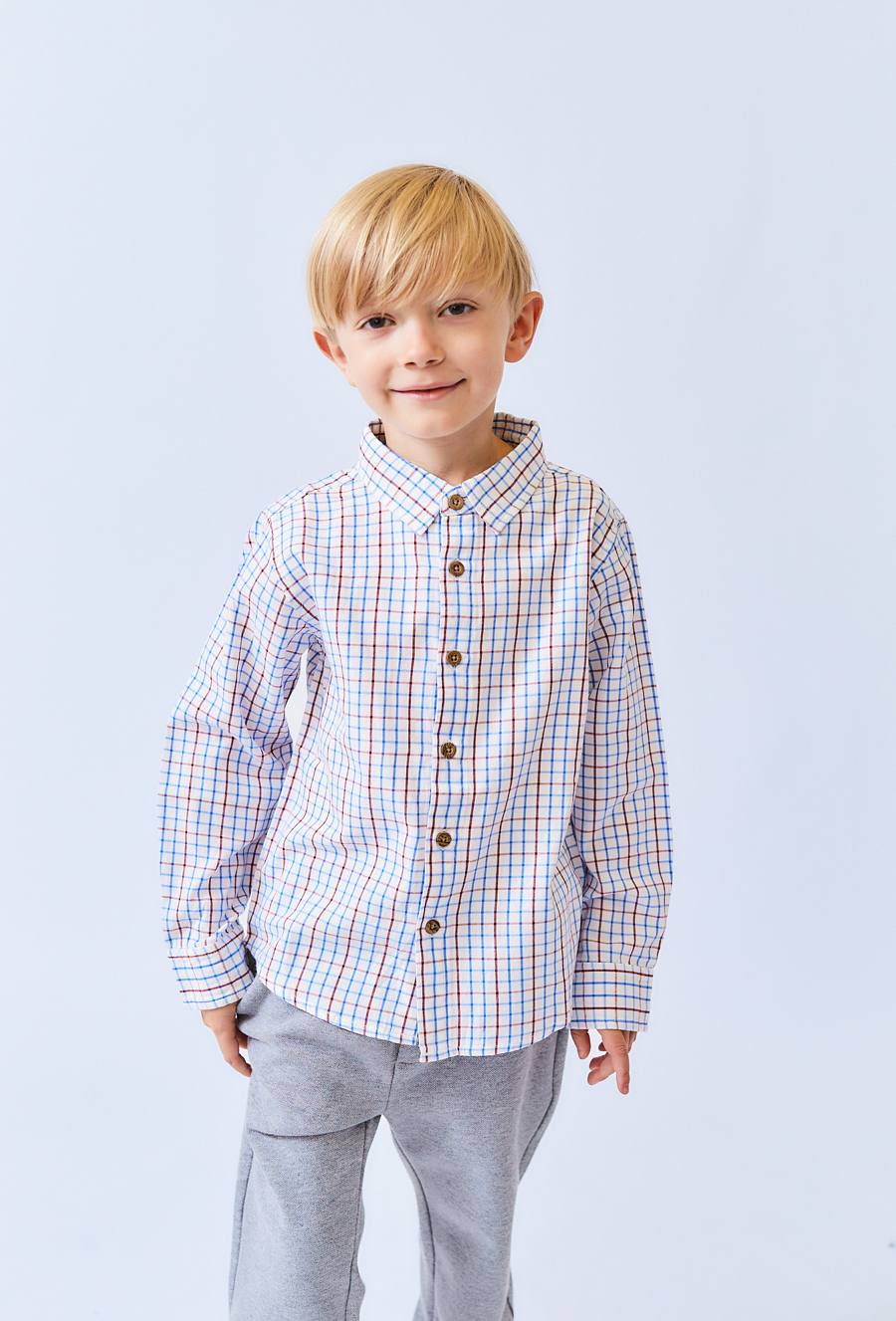 Biała koszula chłopięca w atkę z długim rękawem