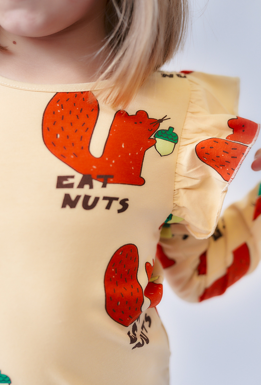 Beżowa bluzka z nadrukiem wiewiórek i falbankami