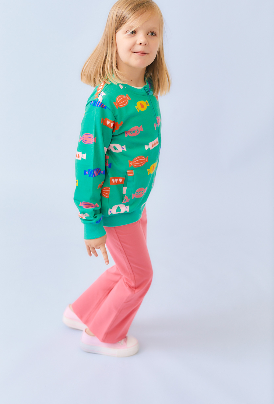 Zielona bluza dziewczęca rozpinana z nadrukiem w cukierki