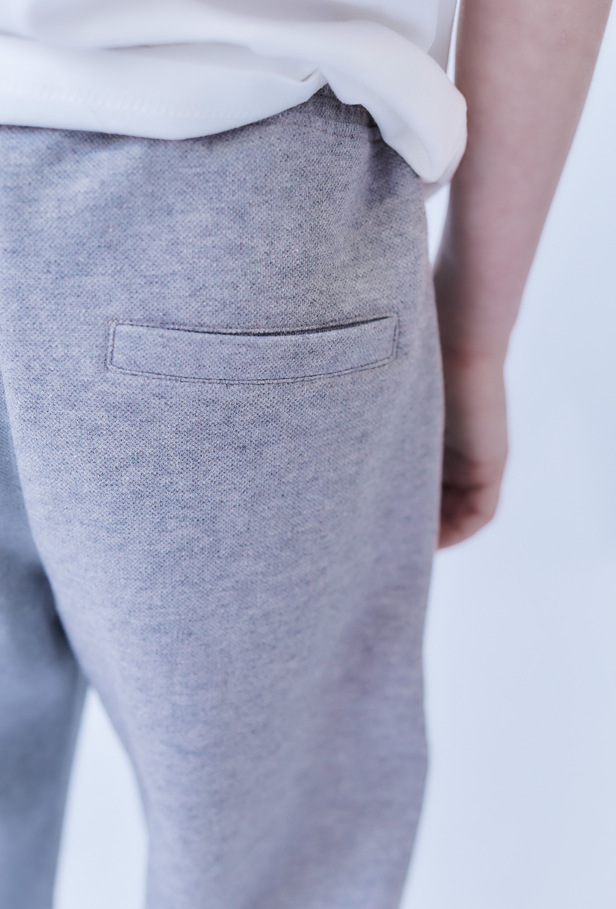 Szare spodnie dresowe chłopięce z dzianiny strukturalnej