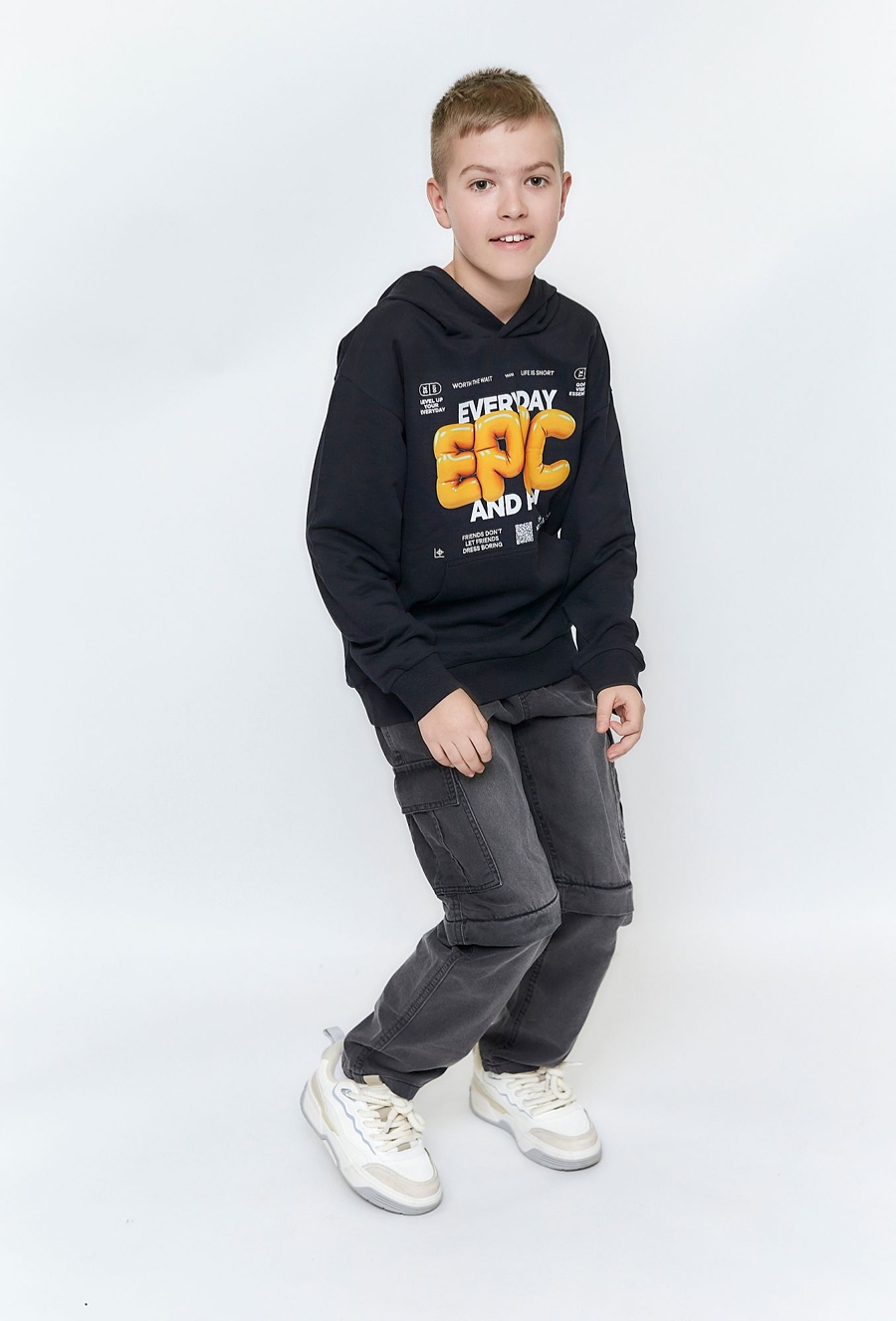 Czarna bluza chłopięca z kapturem