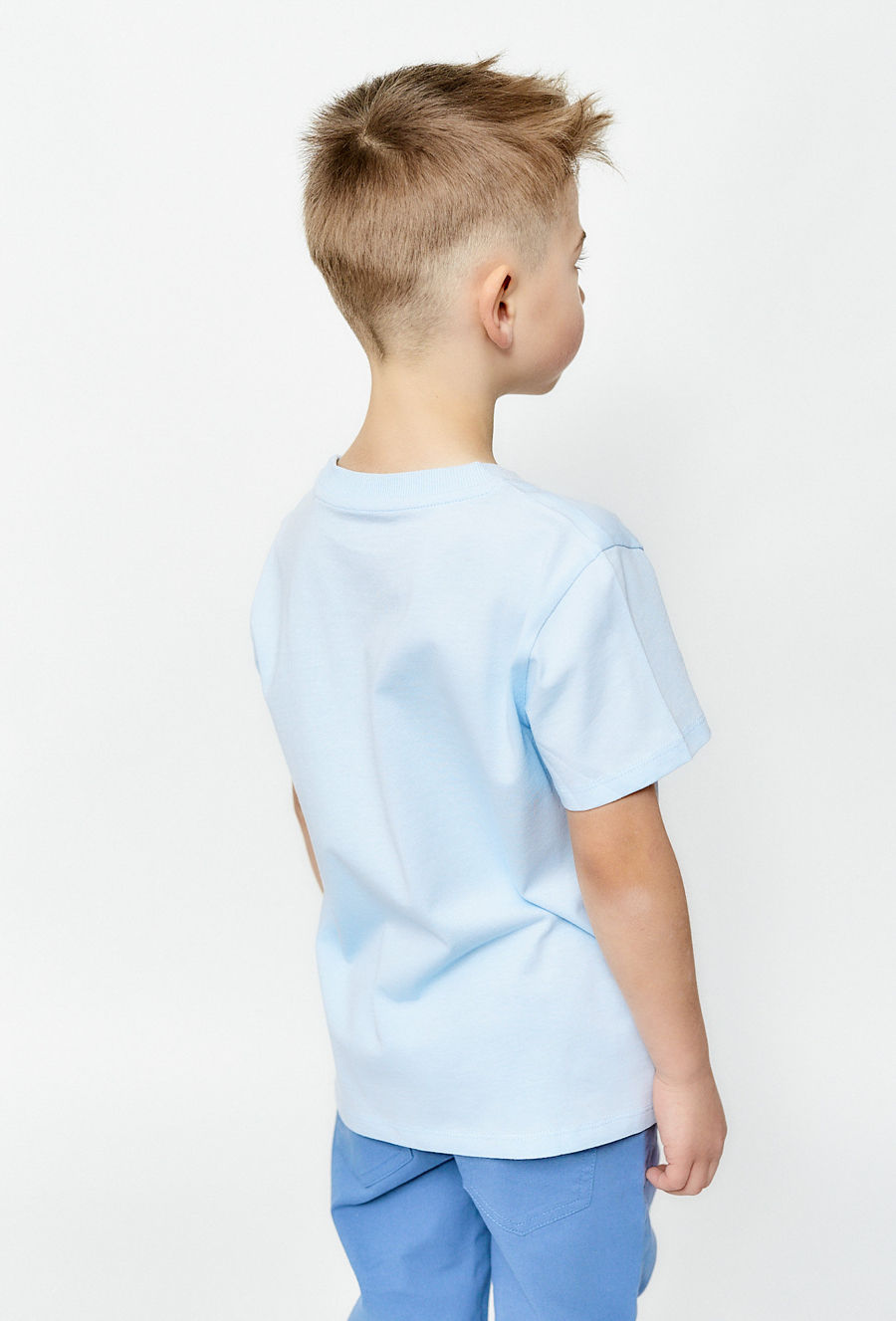 Jasnoniebieski t-shirt z przeszyciami