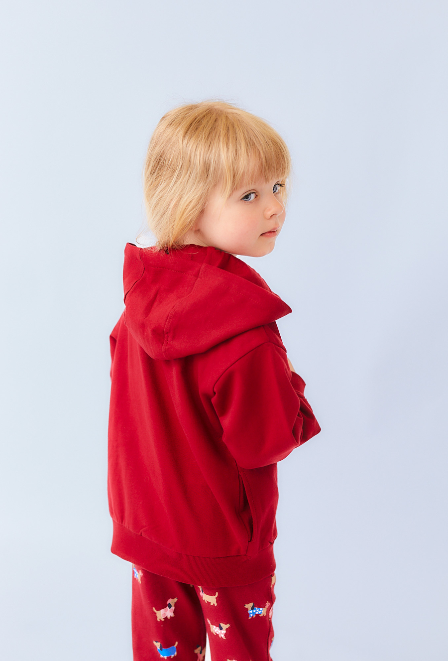 Czerwona bluza z kapturem dla dziewczynki – haft z pieskiem.