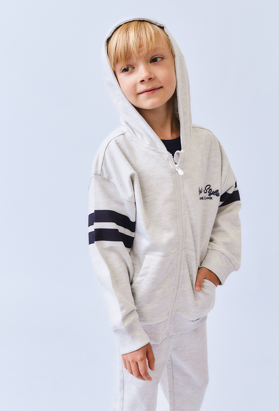 Szara bluza chłopięca z kapturem – rozpinana z nadrukiem.