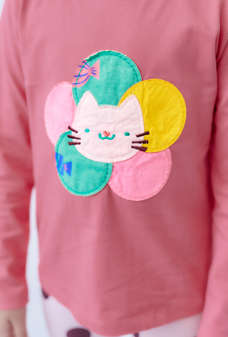 Różowa bluzka dziewczęca z aplikacją