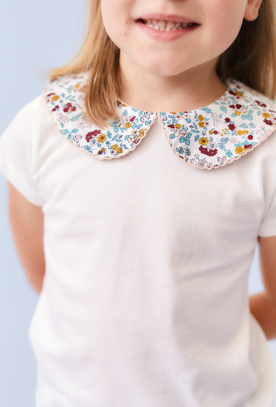 Ecru koszulka dziewczęca z tkaninowym kwiatowym kołnierzykiem