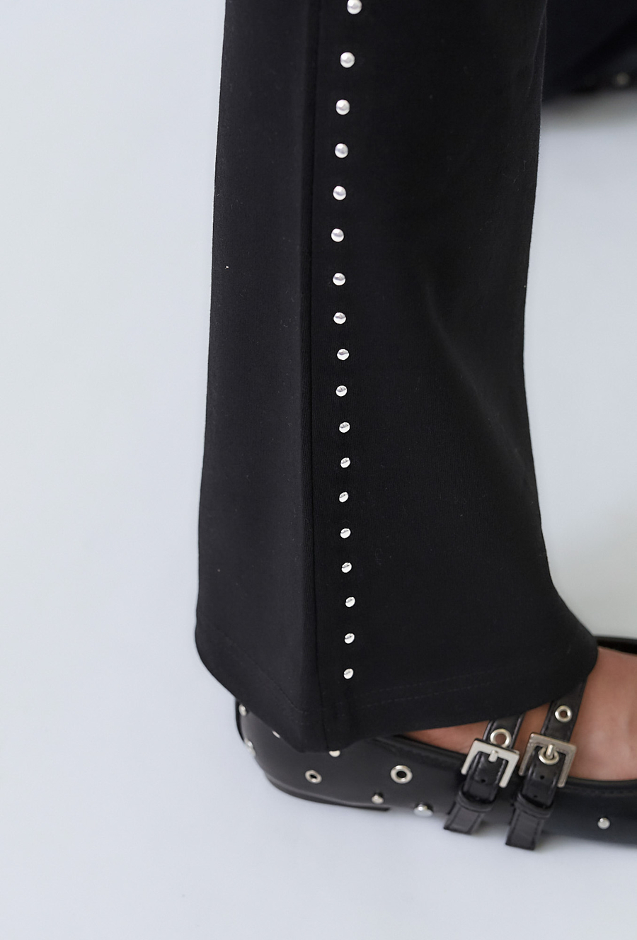 Czarne spodnie dziewczęce Flare z dżetami. ocieplane