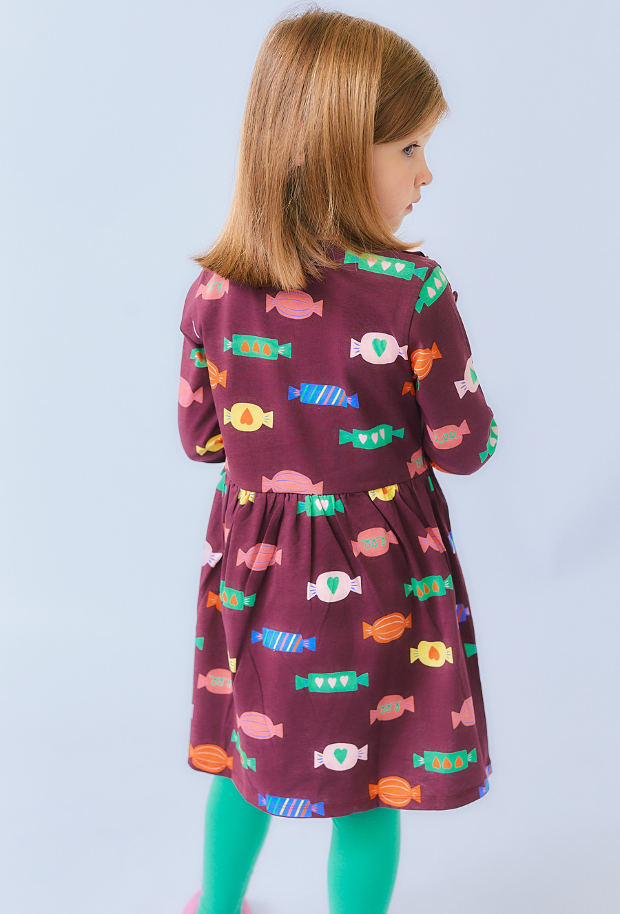 Brązowa dziewczęca sukienka z falbankami i nadrukiem cukierków
