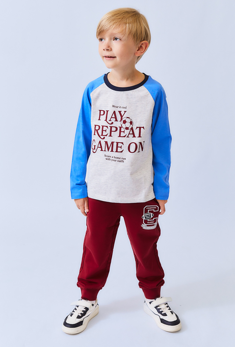 Chłopięca bluzka z nadrukiem i raglanowymi rękawami