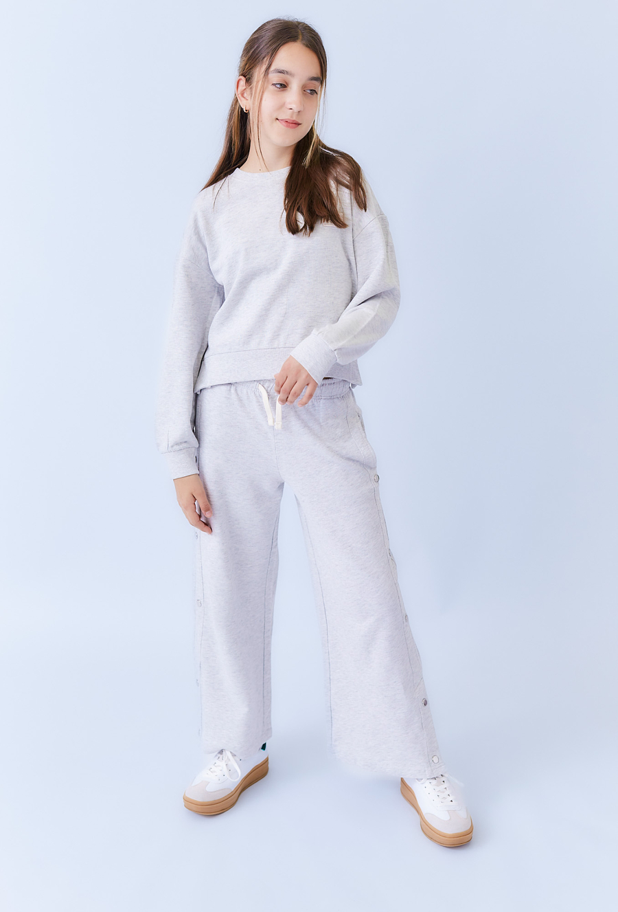 Szara bluza dziewczęca z ozdobną naszywką