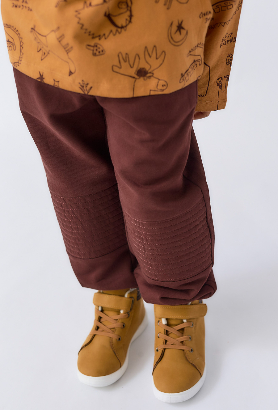 Bordowe spodnie dresowe chłopięce z pikowanymi kolanami