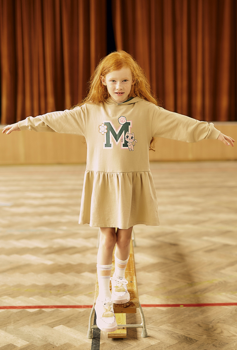 Sukienka z dzianiny dresowej - beżowa z kotem - 510.15.