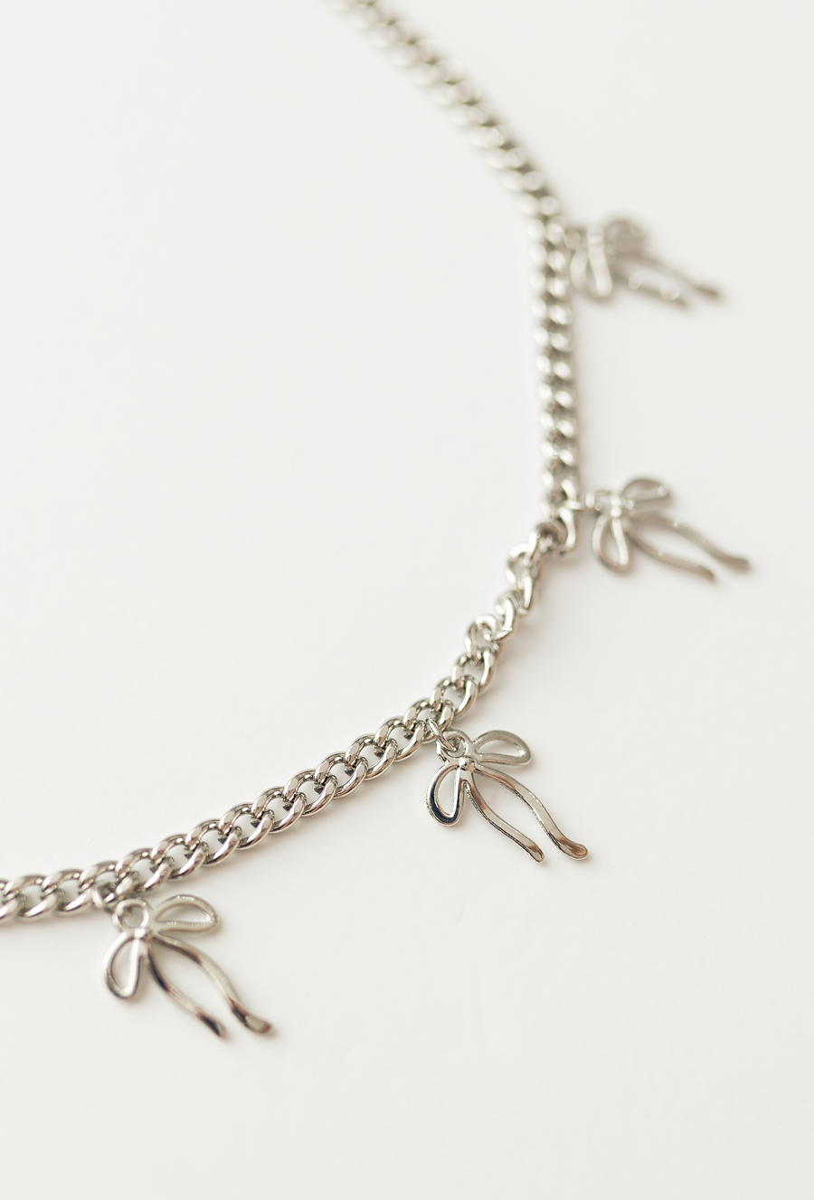 Naszyjnik dla dziewczynki z zawieszkami kokardkami