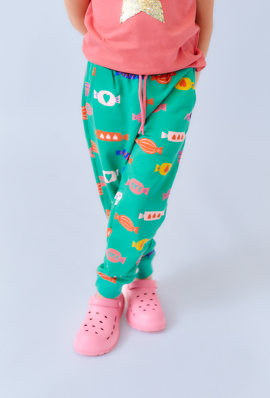 Dziewczęce spodnie dresowe z nadrukiem – regular fit