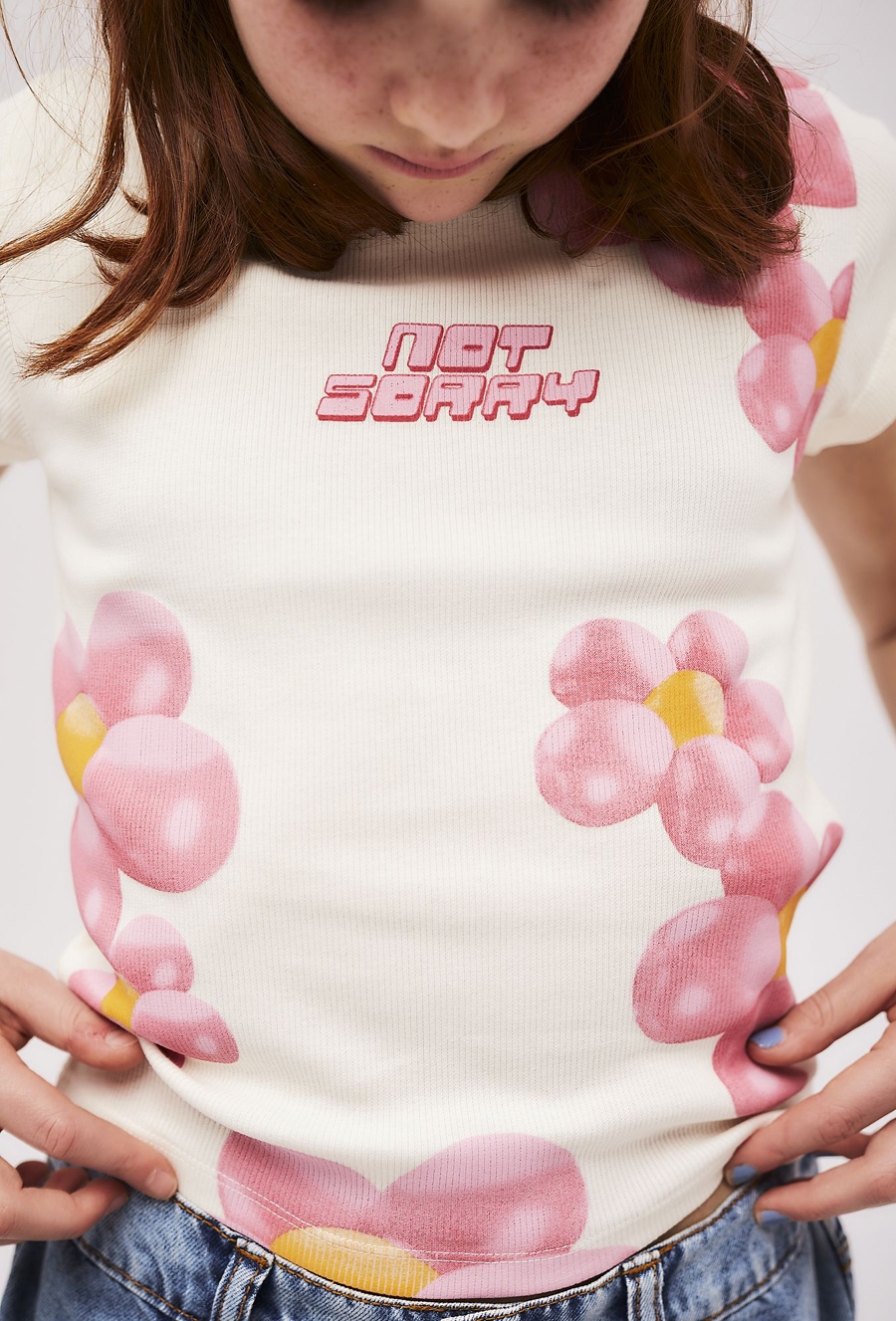 Dziewczęcy t-shirt z dzianiny w prążki - ecru w kwiaty