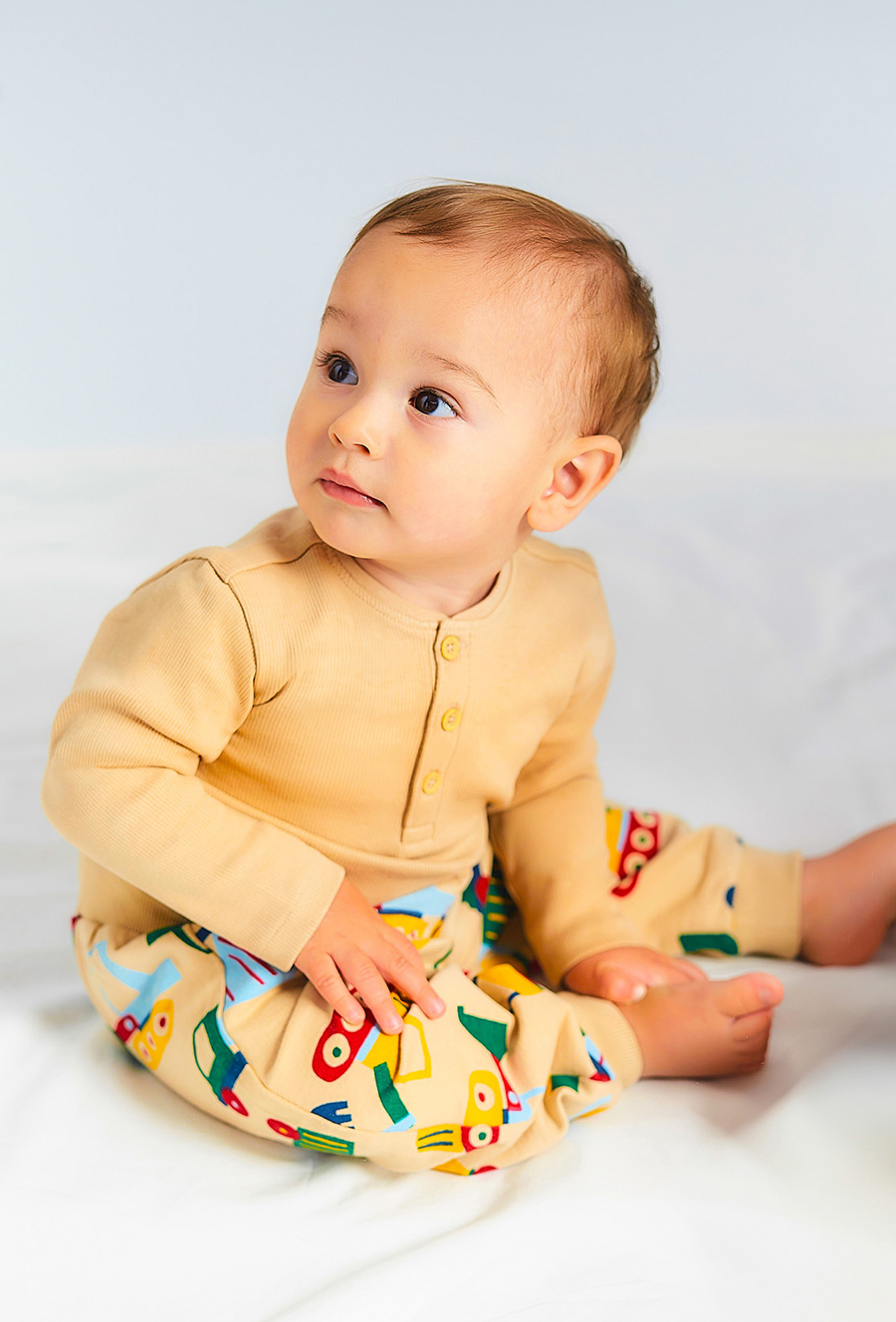 Spodnie dresowe dla niemowlaka - beżowe w samochody - 510.15.